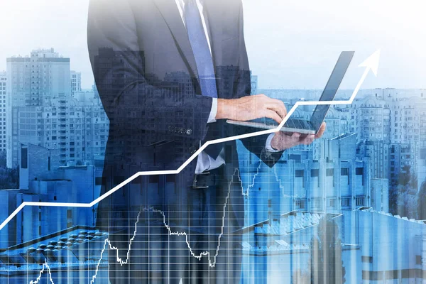 Dubbel Exponering Mäklare Med Laptop Börsen Diagram Och Stadsbilden Visa — Stockfoto