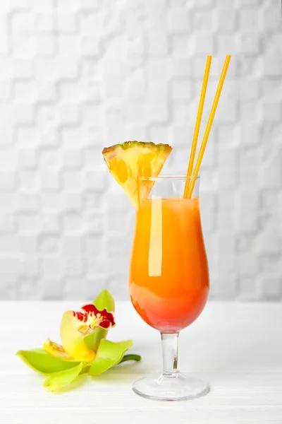 Glas met cocktail seks op het strand — Stockfoto