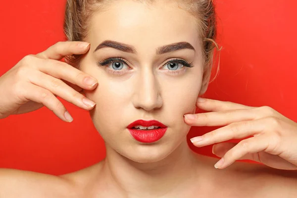 Porträt einer jungen Frau mit schönen Augenbrauen auf farbigem Hintergrund, Nahaufnahme — Stockfoto