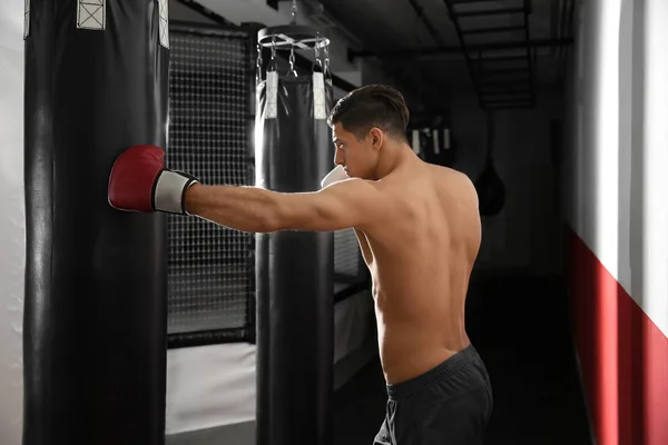 Treinamento Boxeador Masculino Com Saco Perfuração Ginásio — Fotografia de Stock