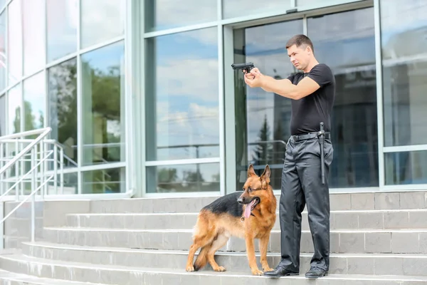 Guarda de segurança com cão — Fotografia de Stock