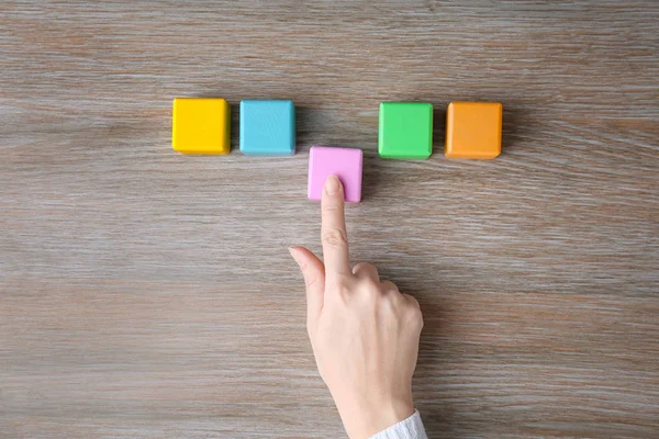 Femme Mettant Dernier Cube Couleur Dans Rangée Sur Fond Bois — Photo