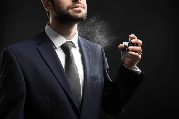 Homem bonito com garrafa de perfume — Fotografia de Stock