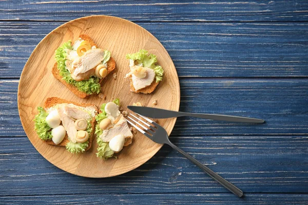 Plate with tasty chicken bruschettas — Stock Photo, Image