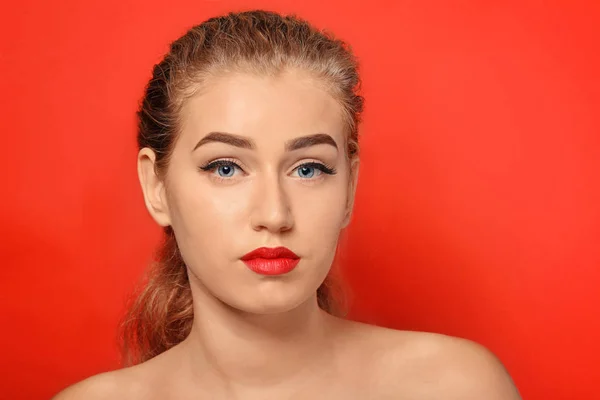 Retrato de mujer joven con hermosas cejas sobre fondo de color — Foto de Stock