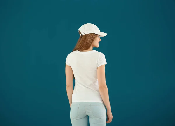 Mujer joven en camiseta con estilo —  Fotos de Stock