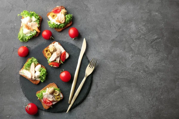 Assiette avec de savoureux bruschettas de poulet — Photo