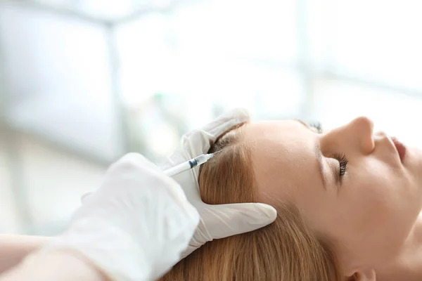 Wanita muda dengan masalah rambut menerima injeksi di klinik, closeup — Stok Foto