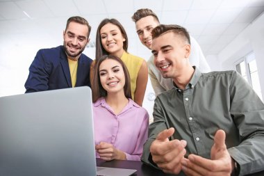 Çalışmalarında meşgul uzmanları