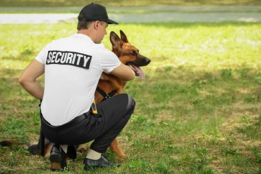 Güvenlik görevlisi ile köpek 