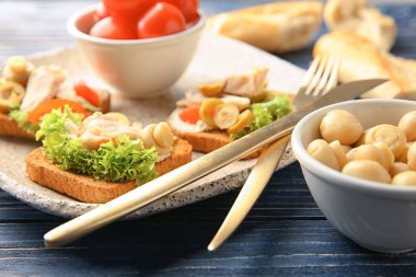 Plaka ile lezzetli tavuk bruschettas