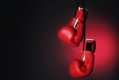Boks eldivenleri koyu arka plan üzerinde