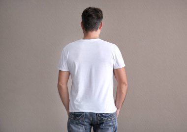 Adam t-shirt üzerinde ışık arka planını renklendirin. Mockup tasarım için