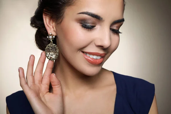 Mooie Jonge Vrouw Met Elegante Sieraden Kleur Achtergrond — Stockfoto