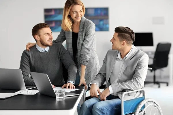 Joven Silla Ruedas Con Colegas Lugar Trabajo — Foto de Stock