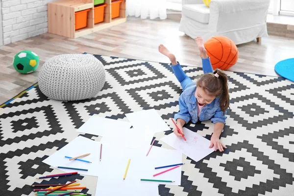 Niña Dibujando Suelo Casa —  Fotos de Stock