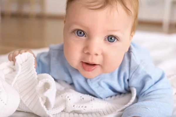 Bayi kecil yang lucu berbaring di atas selimut di rumah — Stok Foto