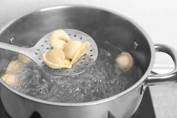 Cooking dumplings in boiling water, closeup — Stock Photo, Image