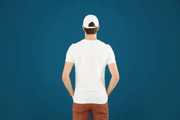 Молодой человек в стильной футболке — стоковое фото