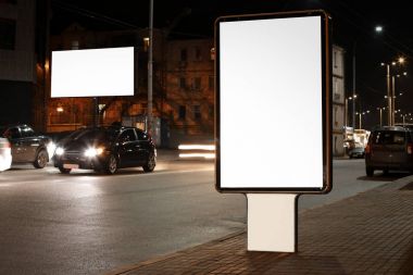 Geceleri sokakta boş reklam panoları