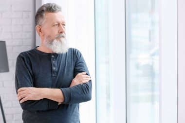 Rahat kıyafetler kapalı olgun adam portresi