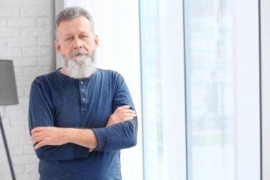 Rahat kıyafetler kapalı olgun adam portresi