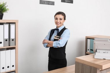 İşyerinde kadın otel resepsiyonist