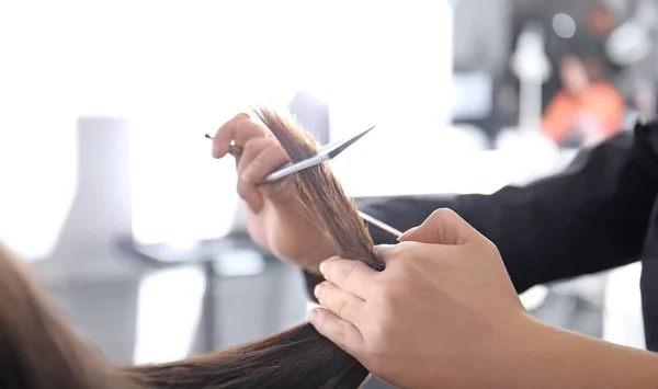 Profesionální Stylistka Řezání Vlasy Salonu Closeup — Stock fotografie