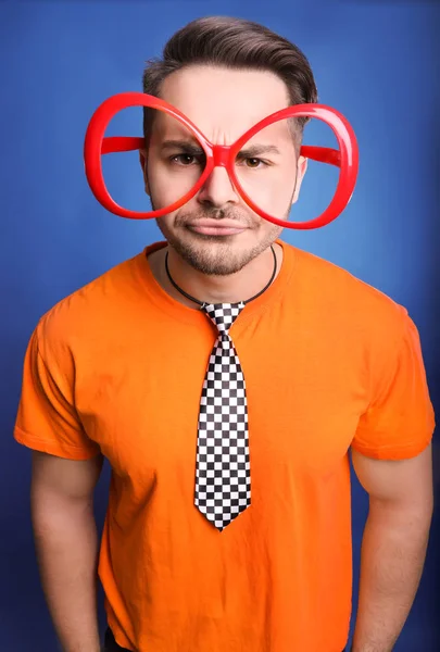 Ung Man Roliga Glasögon Färgbakgrund April Fool Day Firande — Stockfoto
