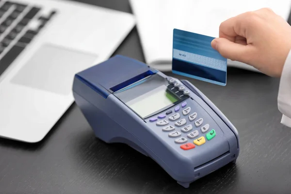 Mulher Usando Terminal Bancário Para Pagamento Com Cartão Crédito Mesa — Fotografia de Stock