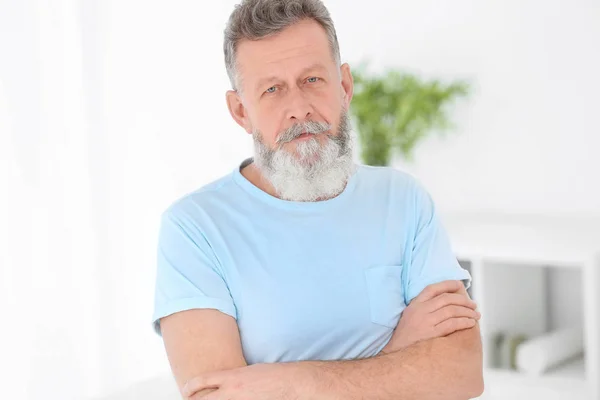 Portret Van Volwassen Man Casual Kleding Binnenshuis — Stockfoto