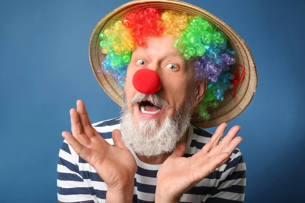 Dojrzały Mężczyzna Śmieszne Przebranie Kolor Tła Obchody Dnia April Fool — Zdjęcie stockowe