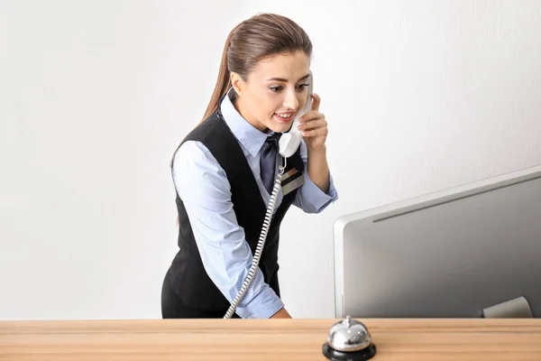 Receptionist Femminile Parlando Telefono Hotel — Foto Stock