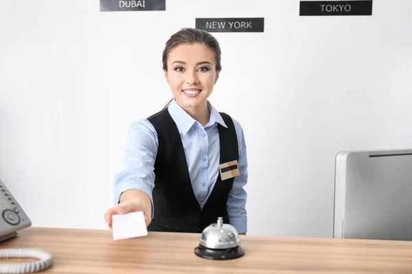 Kvinnliga Receptionisten Med Kort Hotel — Stockfoto