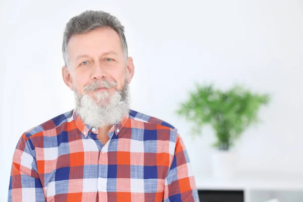 Portret Van Volwassen Man Casual Kleding Binnenshuis — Stockfoto