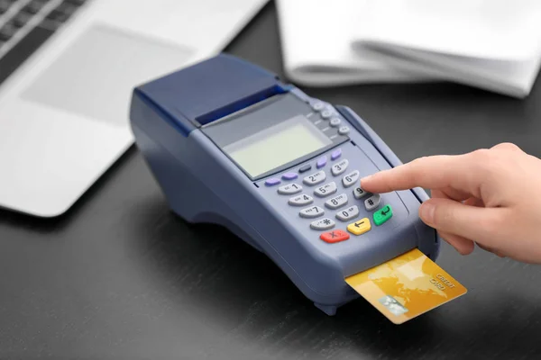 Mulher Usando Terminal Bancário Para Pagamento Com Cartão Crédito Mesa — Fotografia de Stock