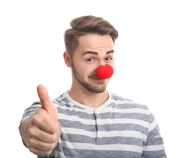在白色背景的红色小丑鼻子的年轻人 愚人节庆典 — 图库照片