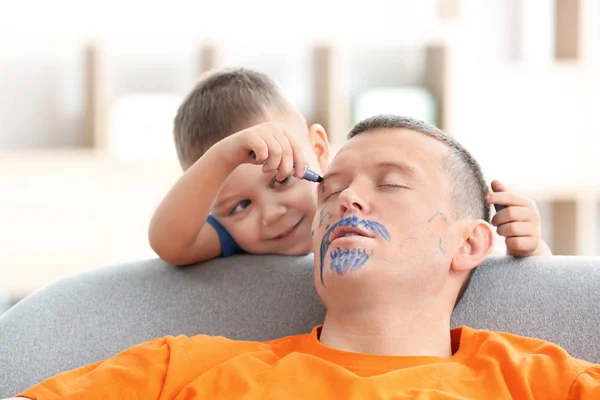 Kisfiú Festészet Apja Arcát Miközben Alszik Bolondok Napja Csíny — Stock Fotó
