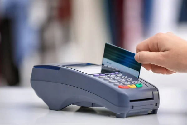 Frau Benutzt Bankterminal Für Kreditkartenzahlung Tisch — Stockfoto