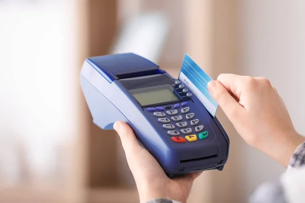 Mulher Usando Terminal Bancário Para Pagamento Cartão Crédito Dentro Casa — Fotografia de Stock