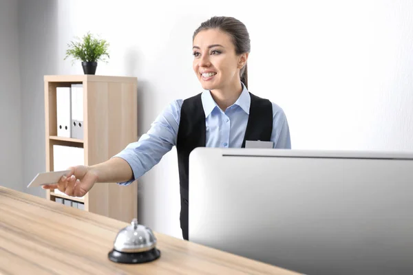 Receptionist Femminile Con Tessera Hotel — Foto Stock