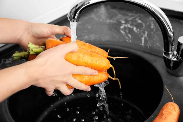 Молодая Женщина Стирает Свежую Морковку Кухне — стоковое фото
