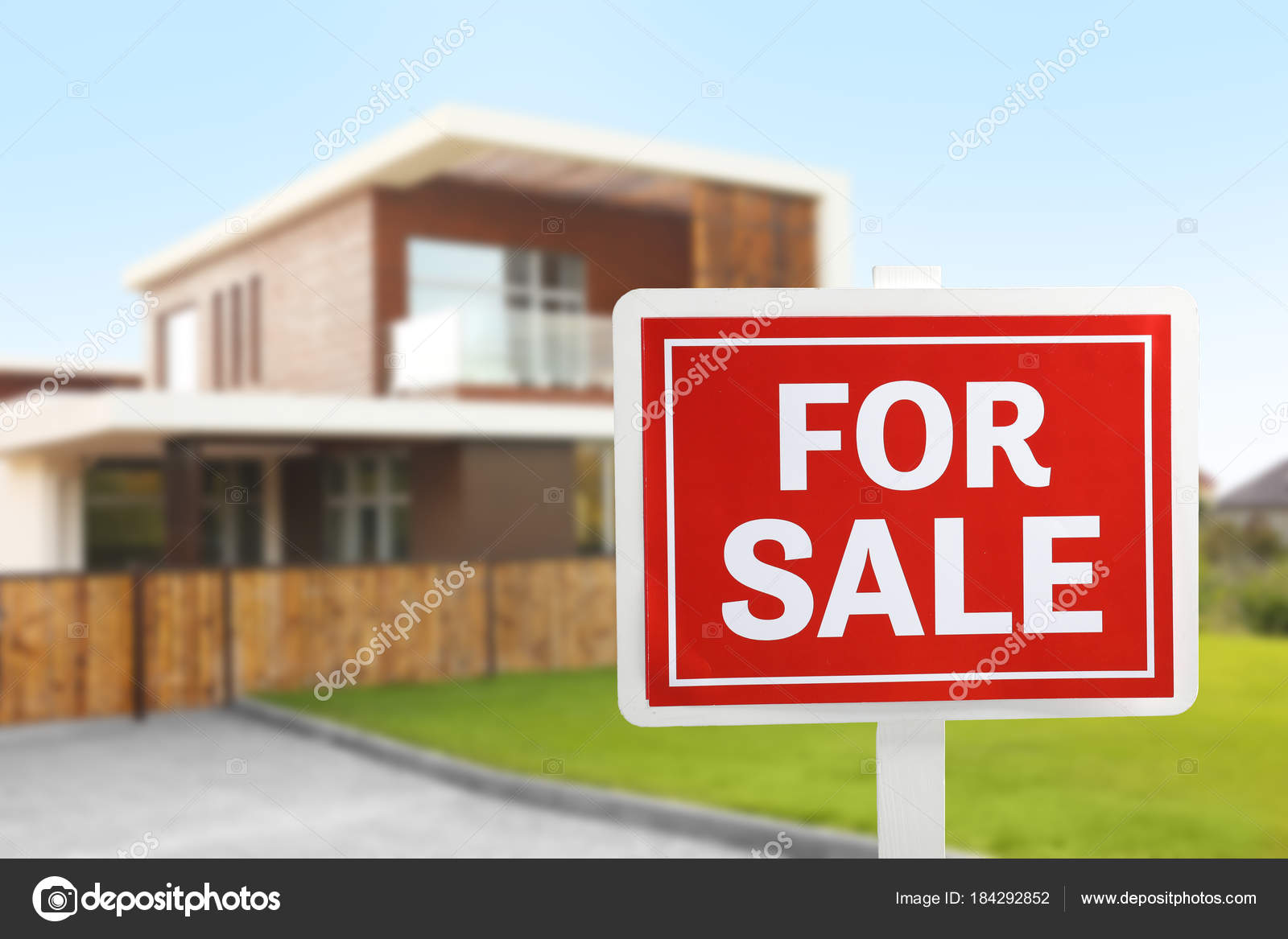 дома в пригороде сша. табличка о продаже дома в америке. Property for sale. Listing property for sale by owner. For sale near.