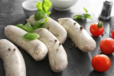  kayrak plaka üzerinde beyaz sosis