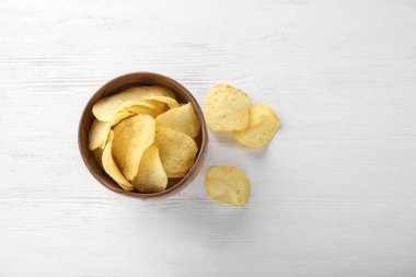 Tahta masada patates cipsi.