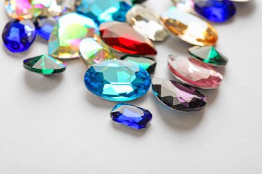 Beyaz arka plan üzerinde değerli mücevherleri