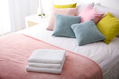 Rahat yatak odası iç katlanmış havlu ile