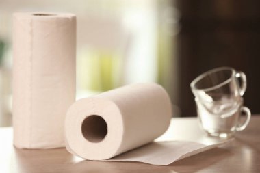 Mutfak masasının üzerinde rulo kağıt havlu