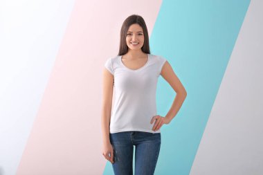 Şık t-shirt renk arka plan üzerinde genç kadın. Mockup tasarım için