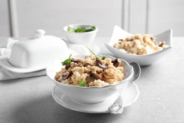 Yemek lezzetli risotto ve mantar ile 